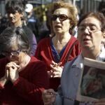 Seguidores de la presidenta argentina, Cristina Fernández, festejan hoy, martes 8 de octubre de 2013, el buen resultado de la operación a la mandataria.