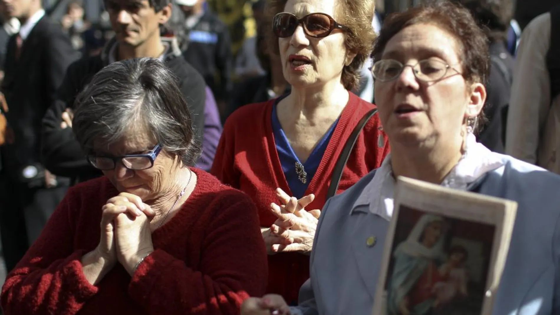 Seguidores de la presidenta argentina, Cristina Fernández, festejan hoy, martes 8 de octubre de 2013, el buen resultado de la operación a la mandataria.