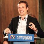 Pablo Casado interviene en el acto de campaña esta tarde en Quintueles (Asturias). EFE/ JL Cereijido