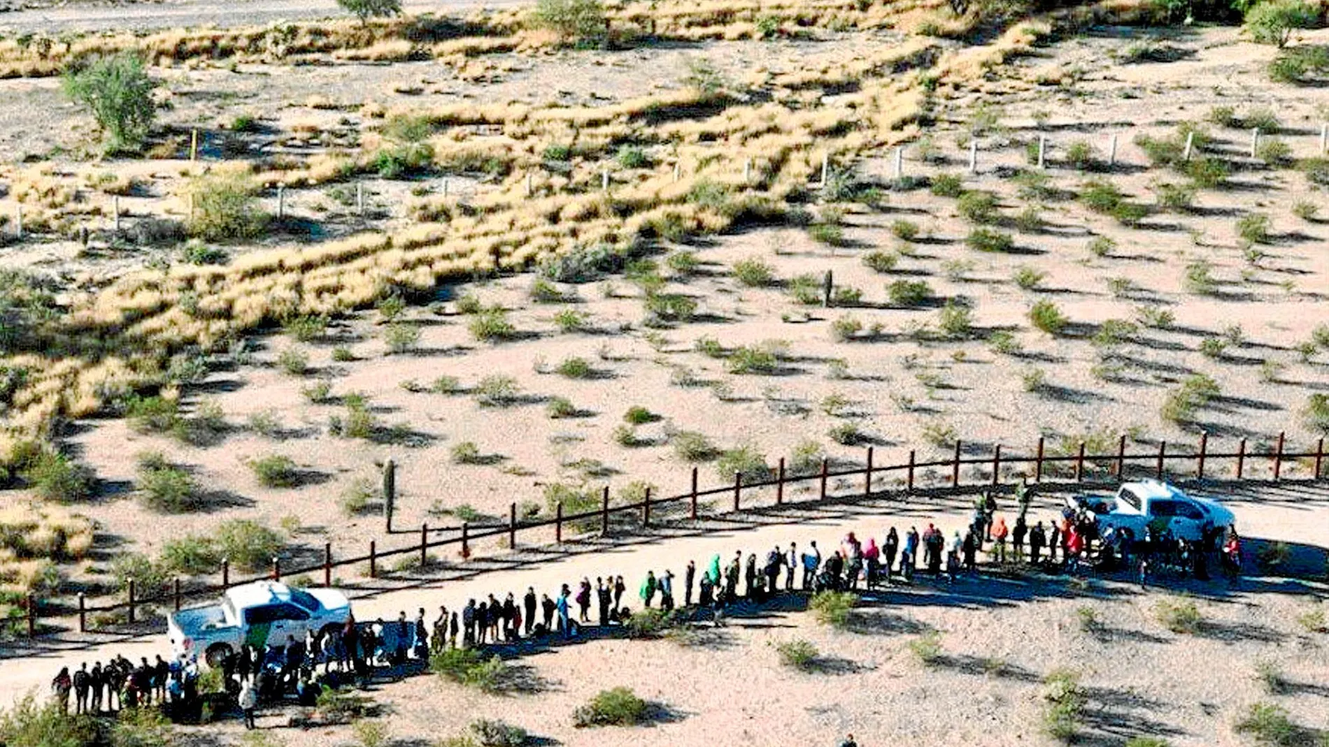 Control en la frontera. Una fila de migrantes centroamericanos que entraron de forma ilegal a Estados Unidos, detenidos en Arizona