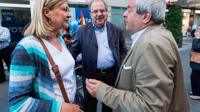 El presidente de la Junta, Juan Vicente Herrera, y la candidata del PP a la Alcaldía de Valladolid, Pilar del Olmo, dan un paseo por las calles del centro de la ciudad