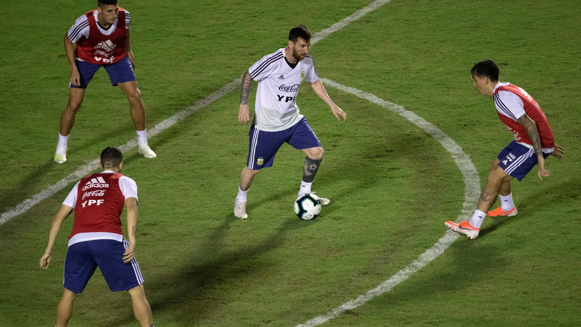 [Messi (c) participa en un entrenamiento este miércoles en el estadio del Barradao en Salvador (Brasil)]
