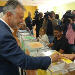 El candidato del PSOE a la presidencia de Canarias, Ángel Victor Torres, ejerce su derecho a voto