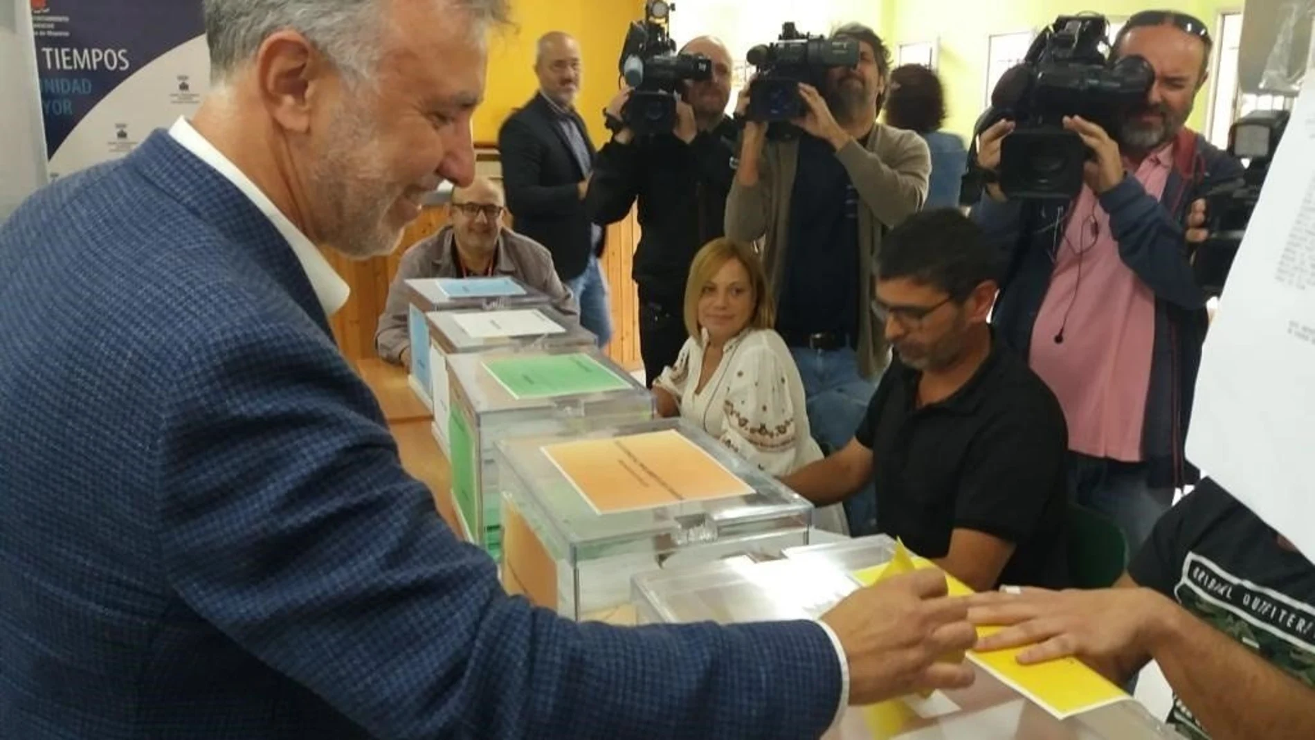 El candidato del PSOE a la presidencia de Canarias, Ángel Victor Torres, ejerce su derecho a voto