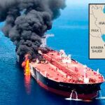 Uno de los petroleros atacados hoy arde en el Estrecho de Omán/Reuters