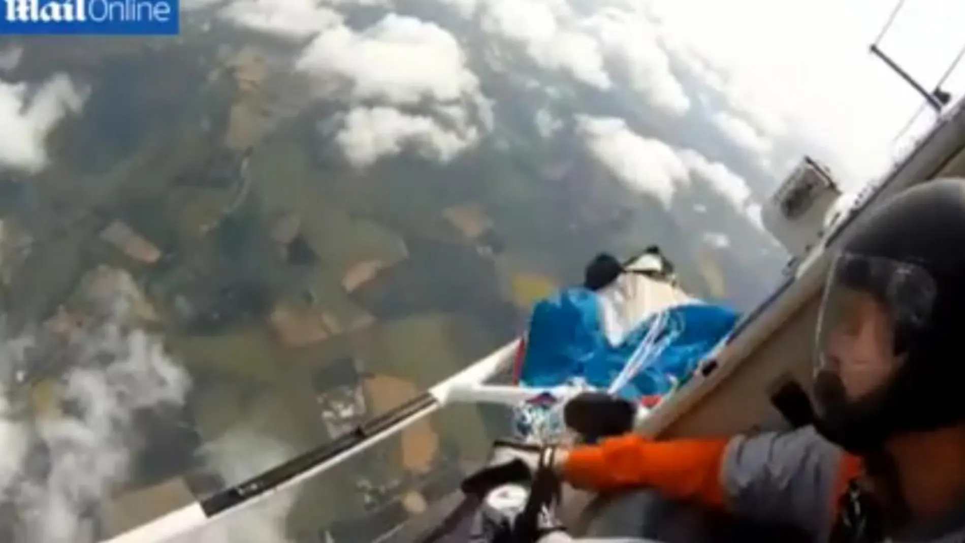 Bajo esta imagen, el vídeo completo de la desesperada secuencia por recuperar el paracaídas