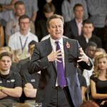 El «premier» británico, David Cameron, ayer, durante una visita a la planta de los vehículos Mini en Oxford