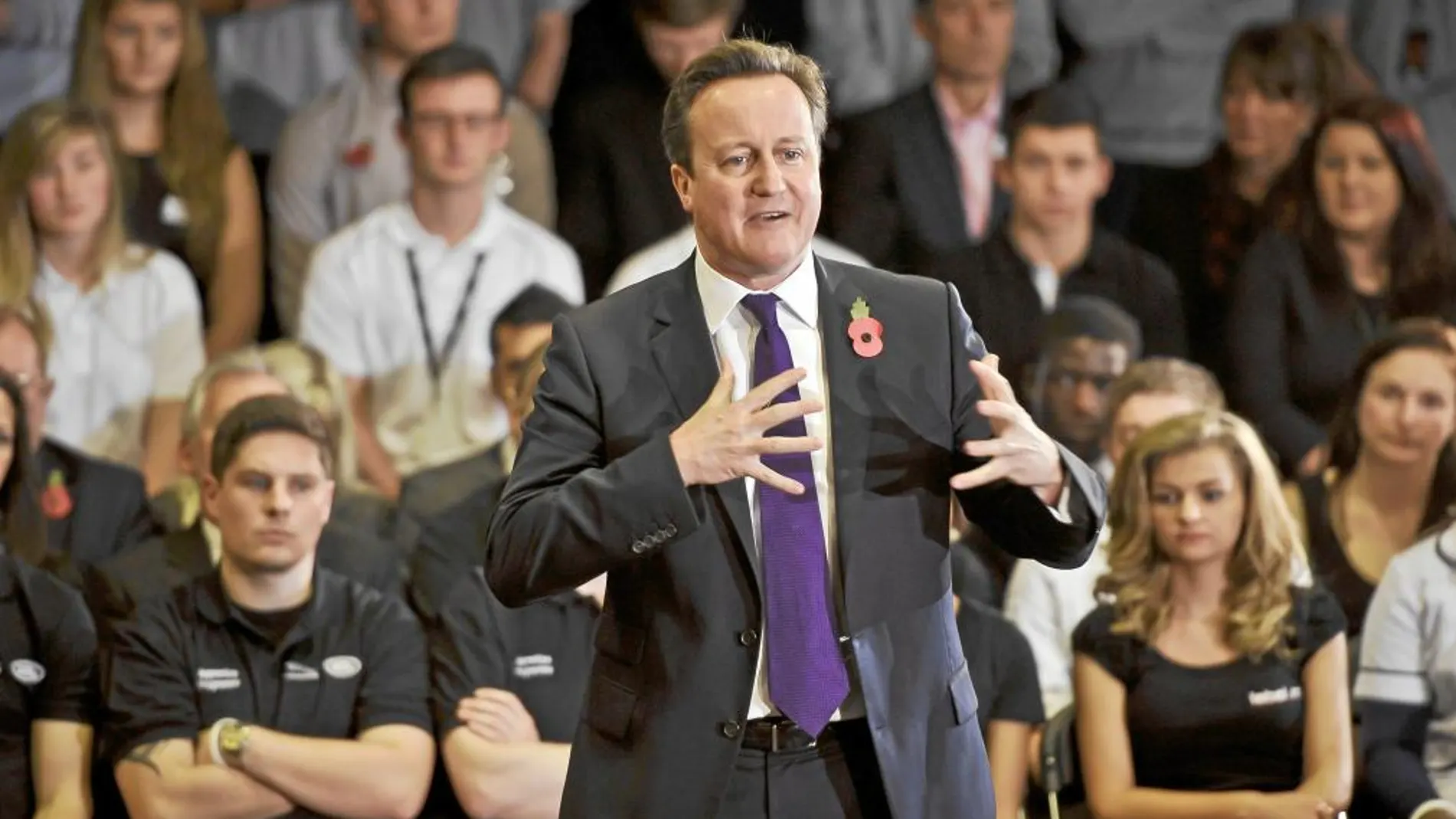 El «premier» británico, David Cameron, ayer, durante una visita a la planta de los vehículos Mini en Oxford