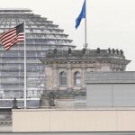 La embajada de EE UU en Berlín y detrás el Bundestag. Muchos edificios importantes están en un radio de pocos kilómetros