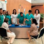 En el Hospital Quirónsalud Infanta Luisa, en Sevilla, se informó a los usuarios del trabajo diario que lleva a cabo la enfermería en los hospitales y se realizaron actividades como la toma de tensión y frecuencia cardiaca. Además se entregaron obsequios / Foto: La Razón