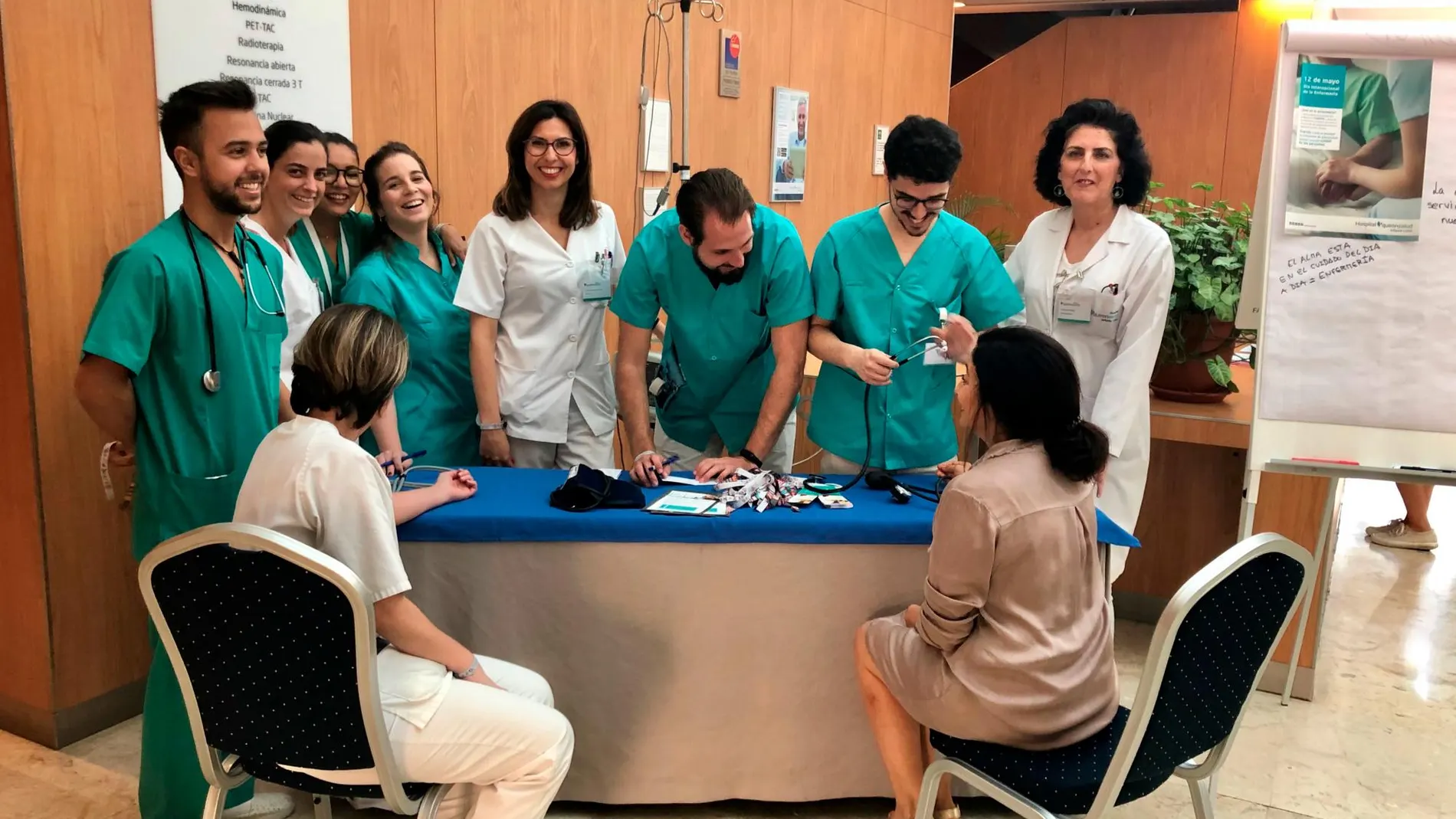 En el Hospital Quirónsalud Infanta Luisa, en Sevilla, se informó a los usuarios del trabajo diario que lleva a cabo la enfermería en los hospitales y se realizaron actividades como la toma de tensión y frecuencia cardiaca. Además se entregaron obsequios / Foto: La Razón