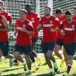 El Atlético, durante el entrenamiento de hoy para preparar el duelo europeo ante el Zenit