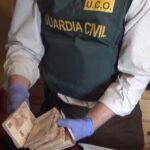 Imágenes facilitadas por la Guardia Civil de Sevilla de uno de los registros efectuados tras la detención de ocho sindicalistas y un director bancario, que se encuentran entre el medio centenar de imputados en la nueva fase de la Operación Heracles contra las sobrecomisiones que cobraban los mediadores en los ERE fraudulentos.