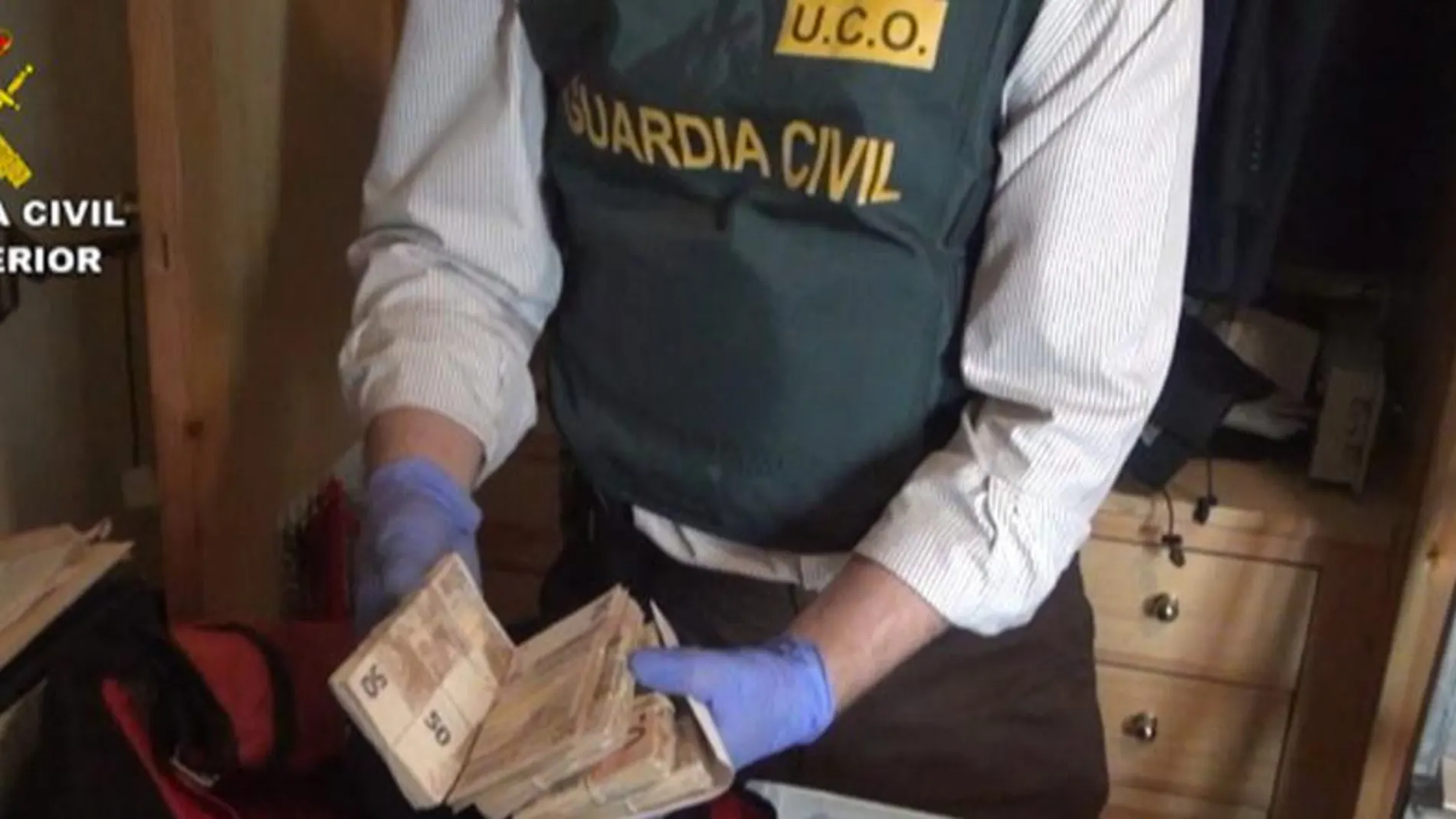 Imágenes facilitadas por la Guardia Civil de Sevilla de uno de los registros efectuados tras la detención de ocho sindicalistas y un director bancario, que se encuentran entre el medio centenar de imputados en la nueva fase de la Operación Heracles contra las sobrecomisiones que cobraban los mediadores en los ERE fraudulentos.