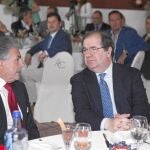 El presidente Juan Vicente Herrera conversa con el director del Banco Santander, Enrique García Candelas