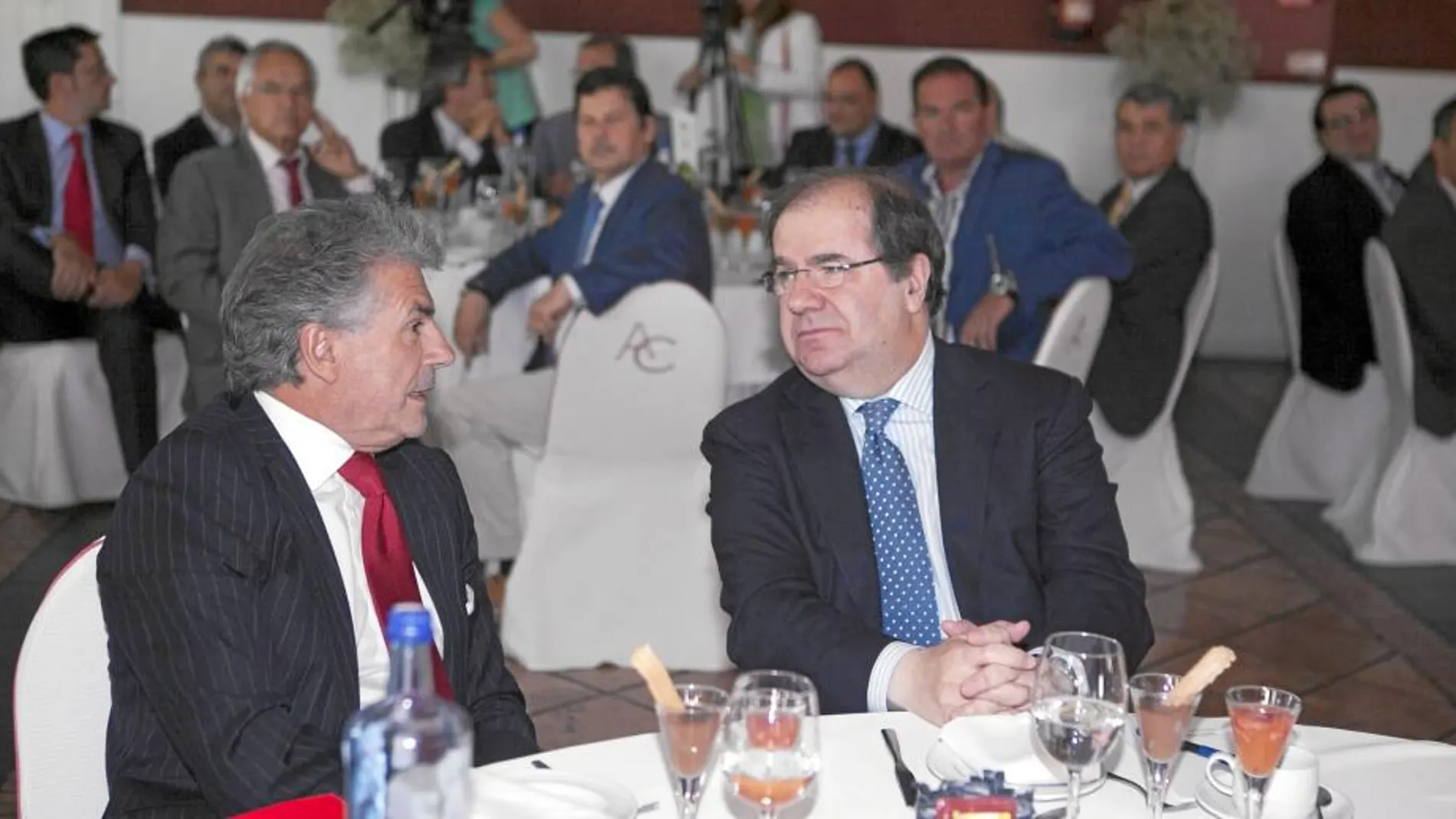 El presidente Juan Vicente Herrera conversa con el director del Banco Santander, Enrique García Candelas