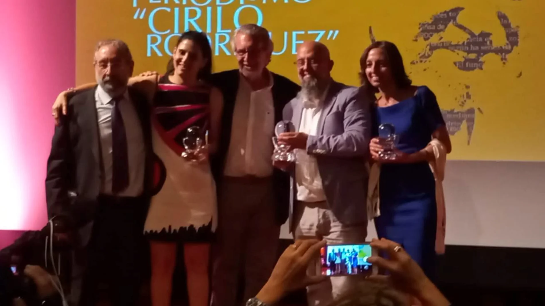 Foto de familia del ganador Javier Martín y las finalistas Natalia Sancha y Ana Alba, con el presidente del jurado Miguel Ángel Rodríguez y el periodista Aurelio Martín