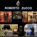 Una escena del «Roberto Zucco», con Derqui en lo alto de la escenografía