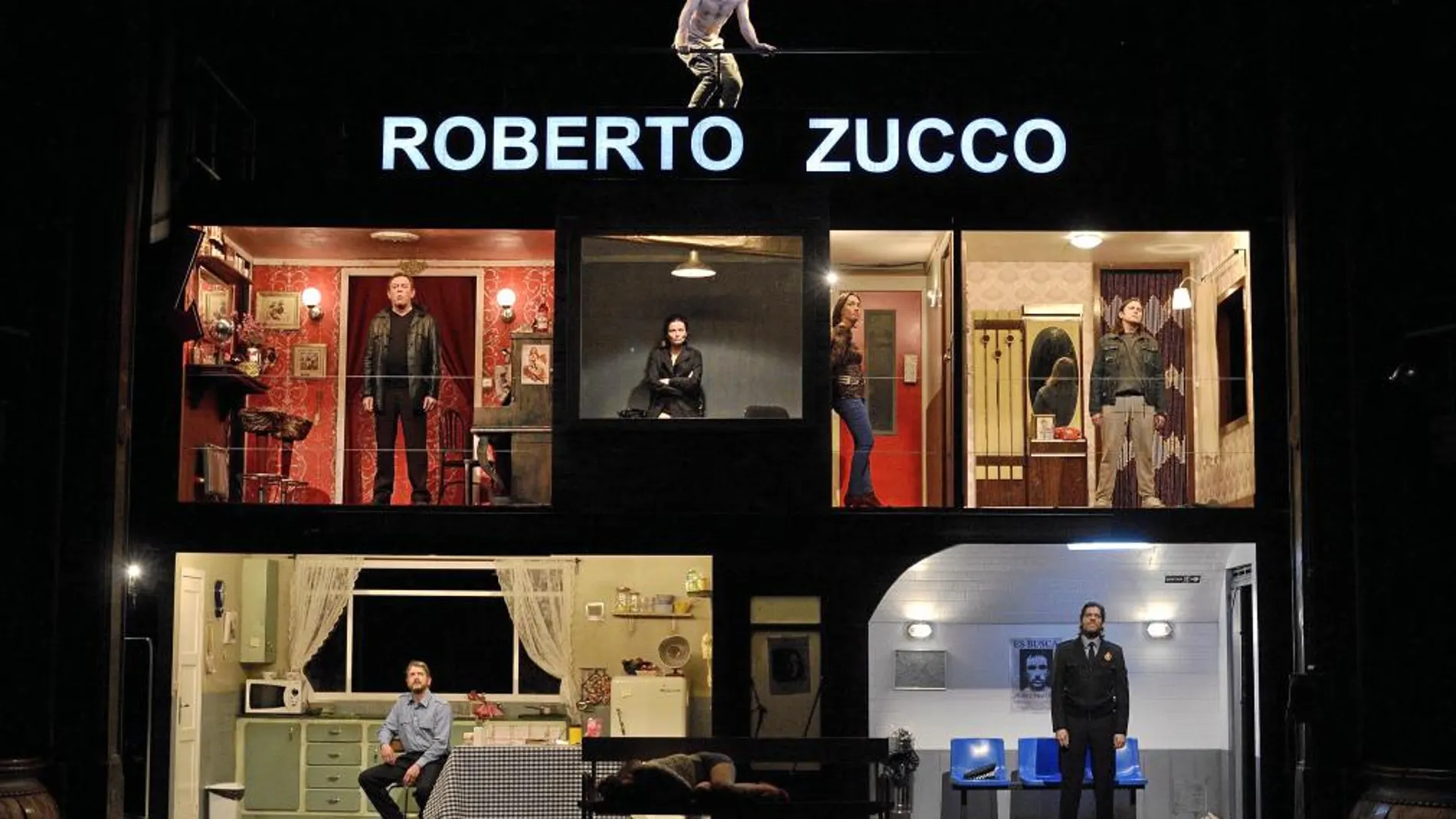 Una escena del «Roberto Zucco», con Derqui en lo alto de la escenografía