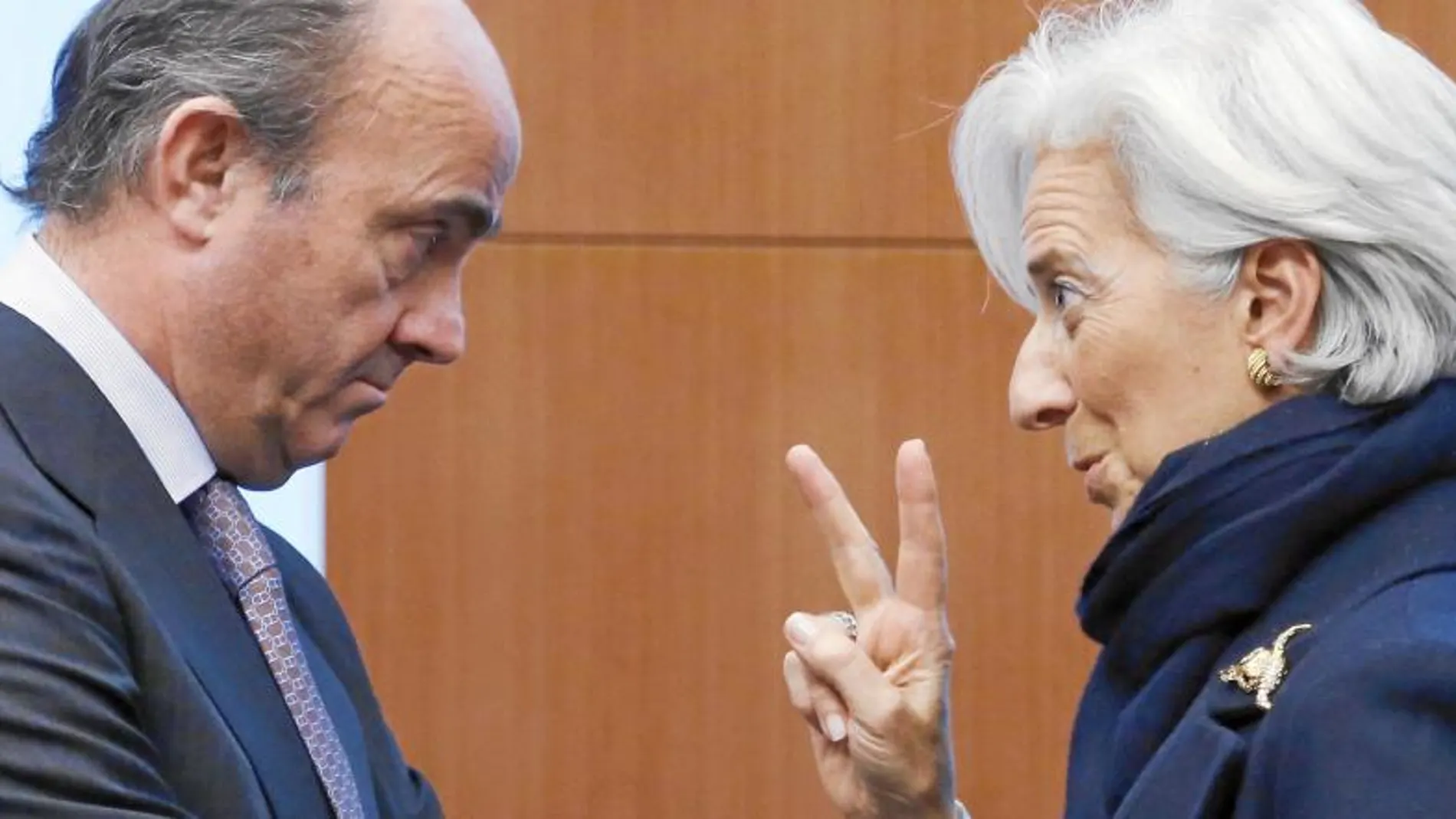 El ministro de Economía, Luis de Guindos, junto a la directora gerente del Fondo Monetario Internacional, Christine Lagarde