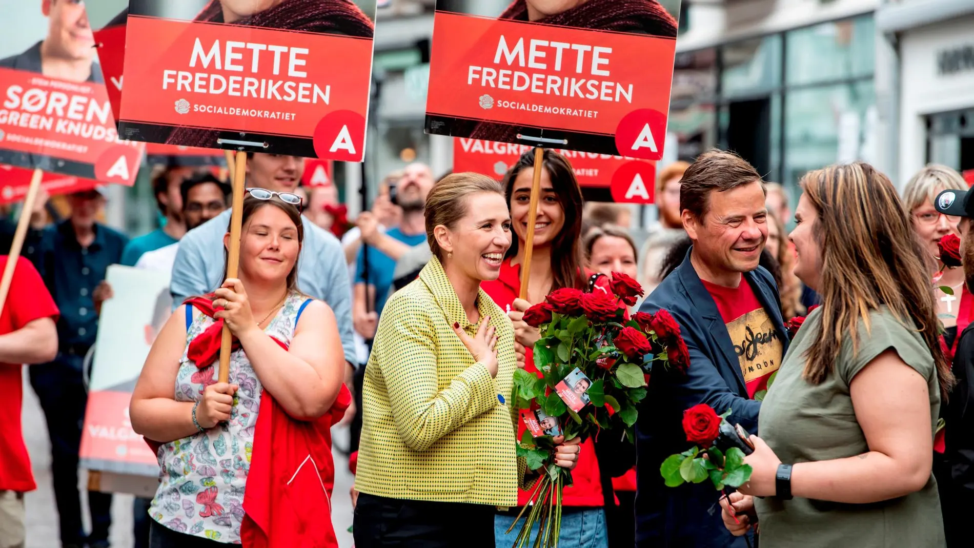 La líder de la oposición y favorita en los sondeos saluda a sus votantes en Aalborg, Dinamarca/ Reuters