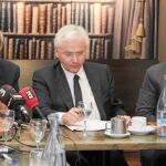 El director del Ramon Llull, Vicenç Villatoro, Ferran Mascarell y el director adjunto del instituto, Àlex Susanna