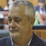 El presidente andaluz, José Antonio Griñán abandona el pleno andaluz la pasada semana.