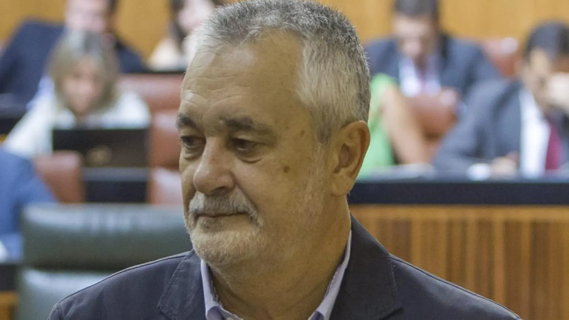 El presidente andaluz, José Antonio Griñán abandona el pleno andaluz la pasada semana.