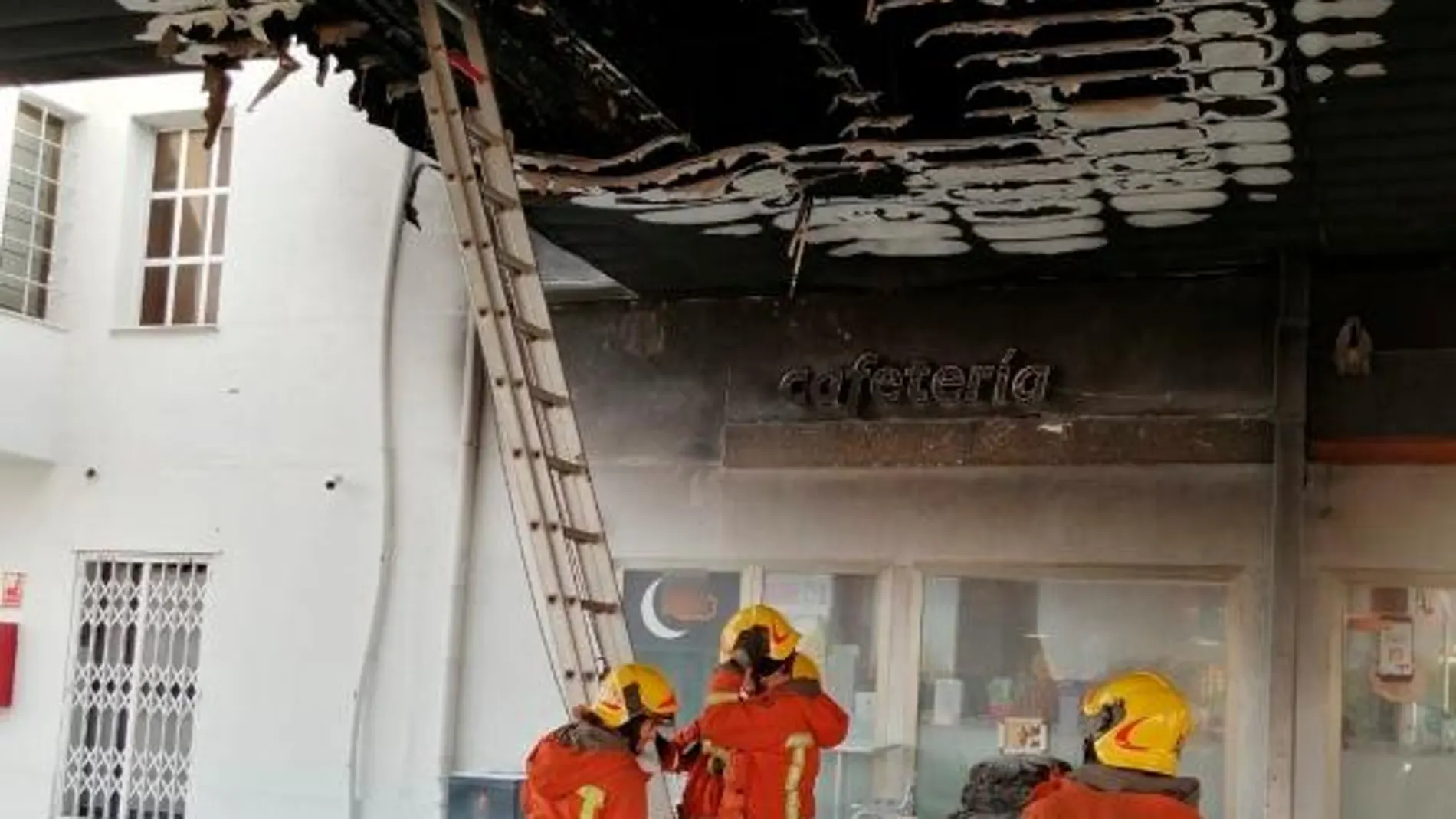 Un quemado grave al incendiarse unos bidones en una gasolinera de Quart