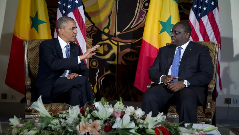 Barack Obama conversa con el presidente senegalés Macky Sall en el palacio presidencial de Dakar