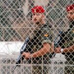 Militares de las Fuerzas Regulares operan desplegados en el interior de la doble valla del perímetro fronterizo de Ceuta, que separa España de Marruecos