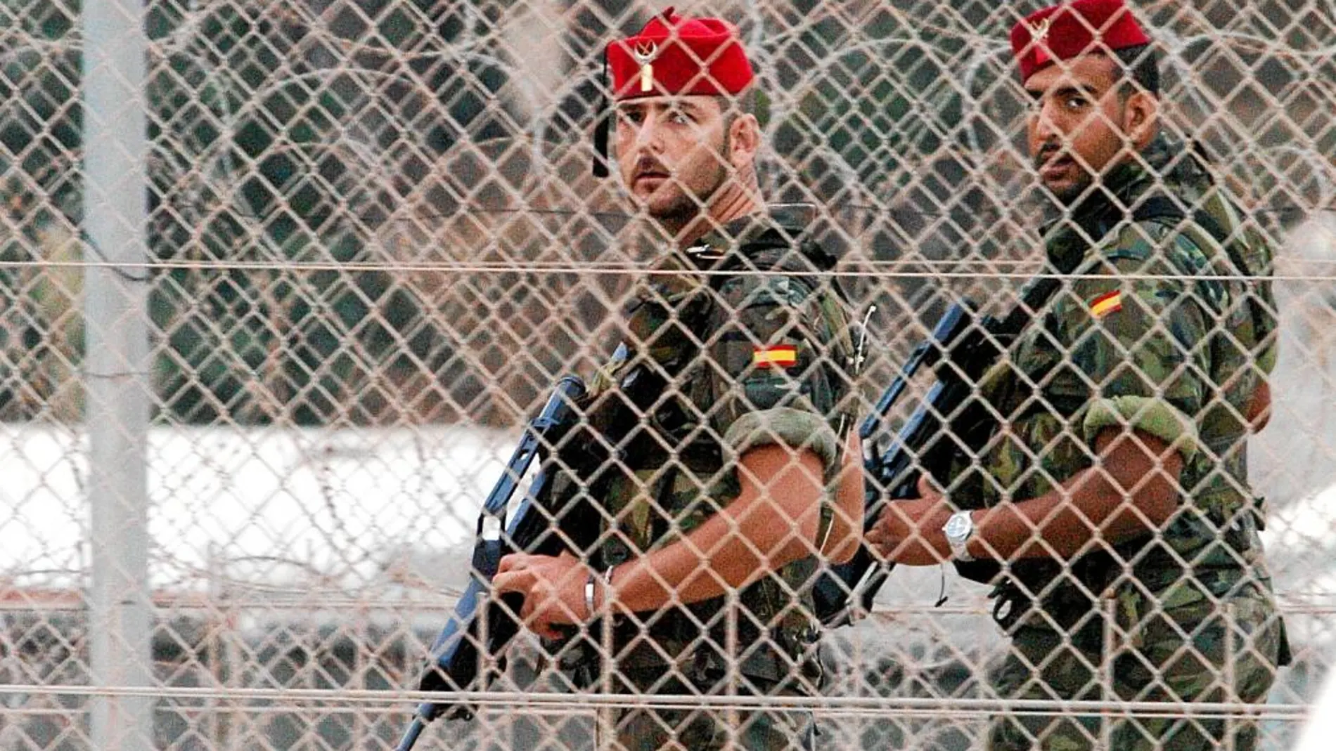 Militares de las Fuerzas Regulares operan desplegados en el interior de la doble valla del perímetro fronterizo de Ceuta, que separa España de Marruecos