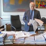 El ministro rodeado de papeles en su despacho