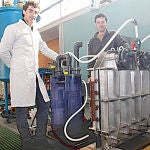 Investigan una bacteria que da electricidad depurando agua