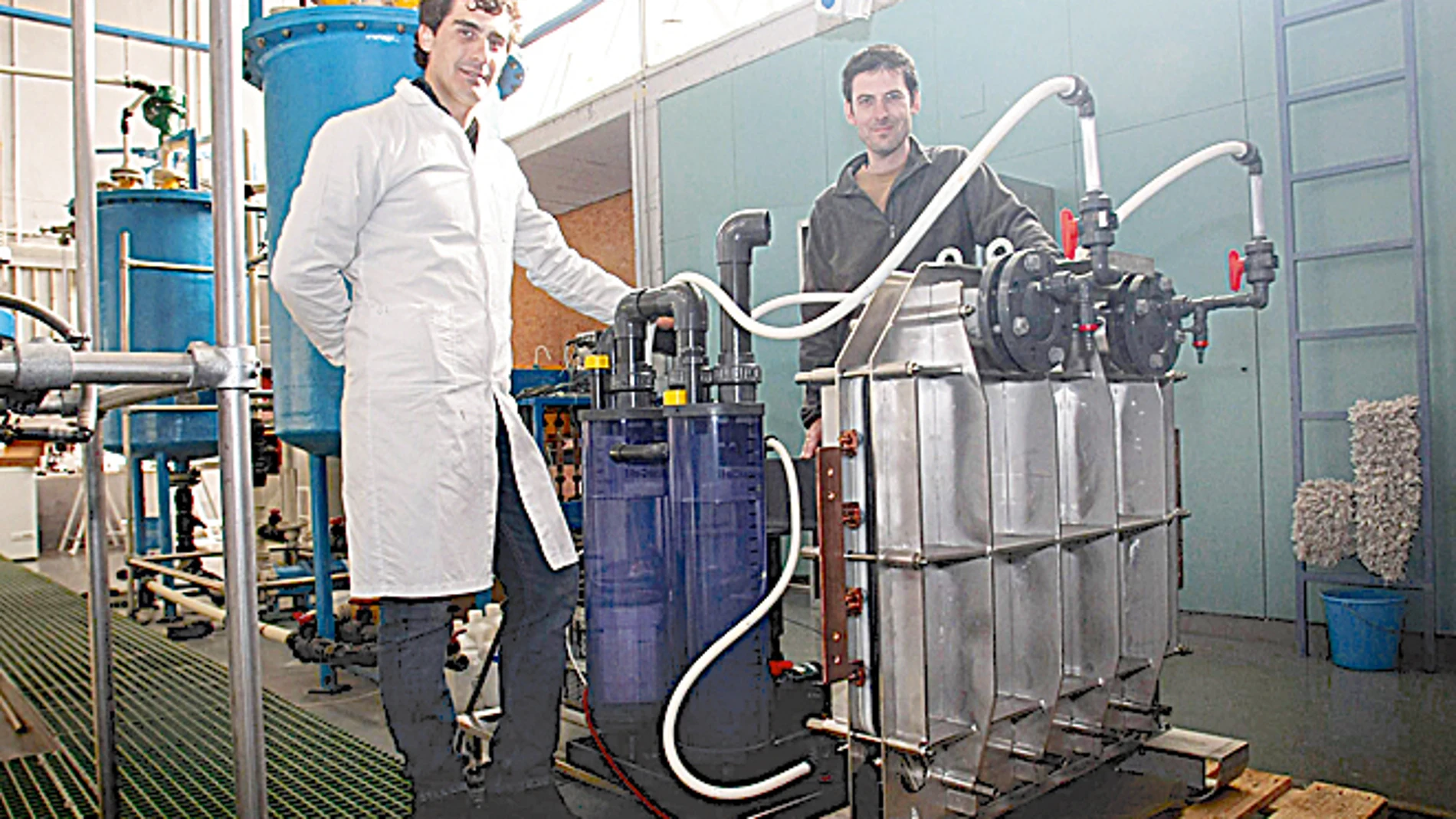 Investigan una bacteria que da electricidad depurando agua