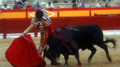 Borja Álvarez torea con la derecha al Fuente Ymbro de indulto