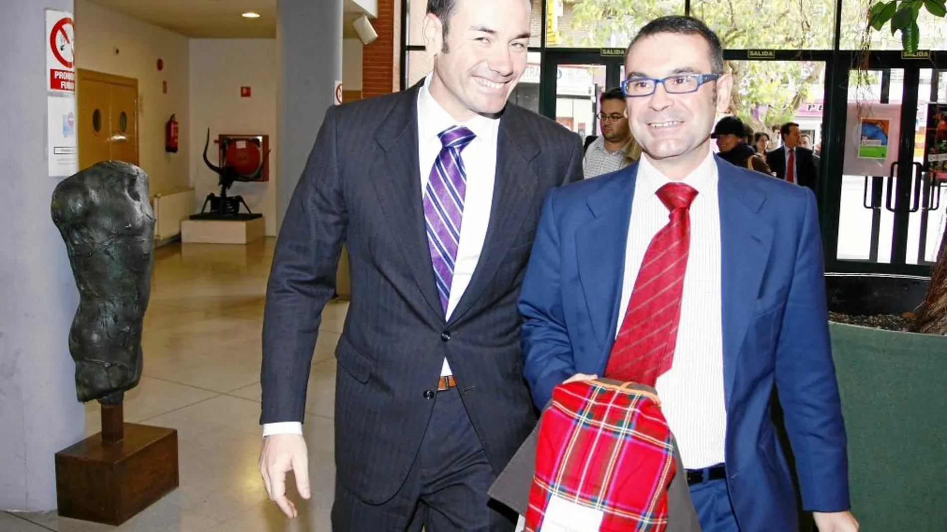 Tomás Gómez, junto a su predecesor al frente del Ayuntamiento de Parla, José María Fraile