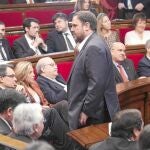 Junqueras en el Parlament pasa por delante de Mas