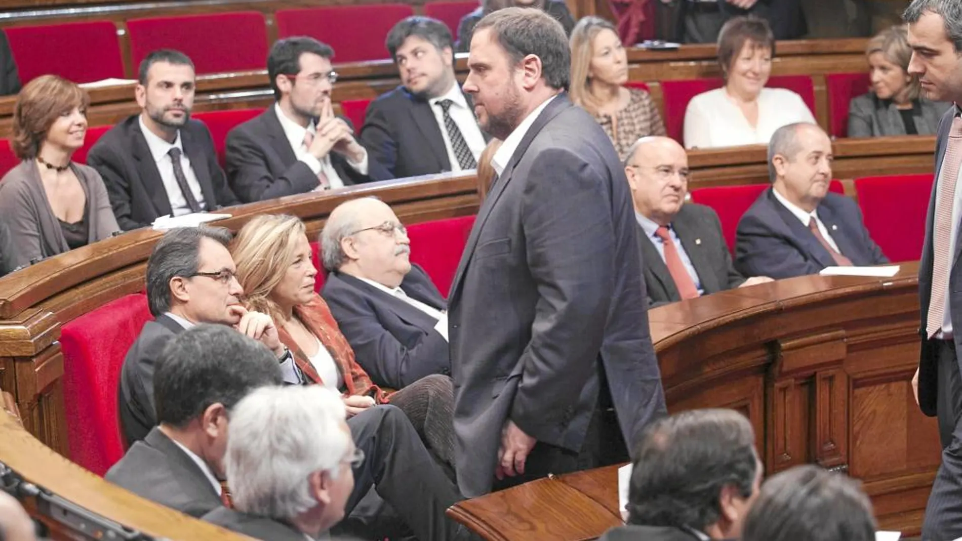 Junqueras en el Parlament pasa por delante de Mas