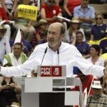 El secretario general del PSOE, Alfredo Pérez Rubalcaba, ha subrayado hoy que los socialistas no pactarán ninguna reforma del sistema de pensiones "sin los sindicatos". Efe