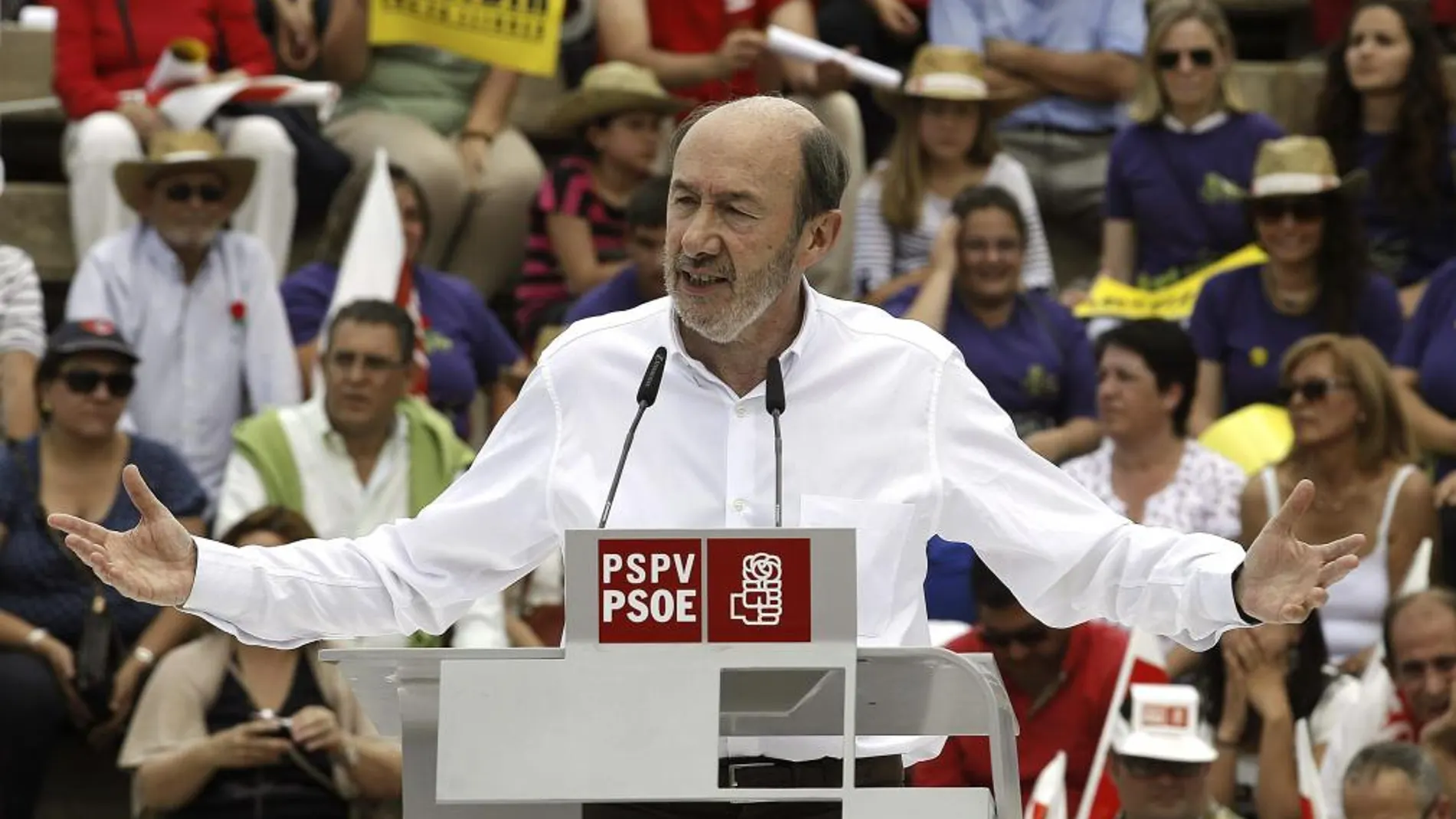 El secretario general del PSOE, Alfredo Pérez Rubalcaba, ha subrayado hoy que los socialistas no pactarán ninguna reforma del sistema de pensiones "sin los sindicatos". Efe