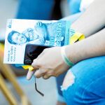 Un asistente al mitin de Madrid Río, ayer, con una de las publicidades electorales de Más Madrid. Foto: JESÚS G. FERIA