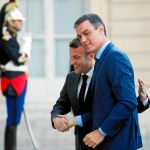 Emmanuel Macron y Pedro Sánchez se estrechan la mano en el Elíseo, donde compartieron cena antes de la cumbre de hoy en Bruselas