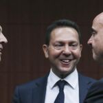 El ministro francés de Finanzas, Pierre Moscovici conversa con su homólogo griego, Yannis Stournaras y el ministro español de Economía, Luis de Guindos
