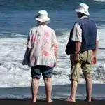 Dos jubilados frente al mar