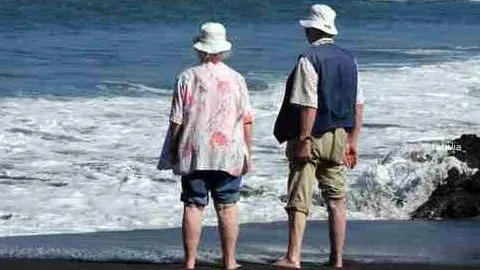 Dos jubilados frente al mar