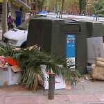 Carios contenedores en la calle Orense con basura sin recoger como consecuencia de una huelga