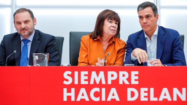 Pedro Sánchez junto a José Luis Ábalos y Cristina Narbona durante la reunión de la Ejecutiva Federal del partido este lunes en Ferraz. / Foto: EFE/Emilio Naranjo