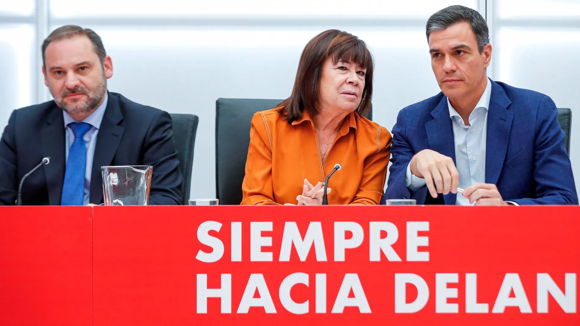 Pedro Sánchez junto a José Luis Ábalos y Cristina Narbona durante la reunión de la Ejecutiva Federal del partido este lunes en Ferraz. / Foto: EFE/Emilio Naranjo