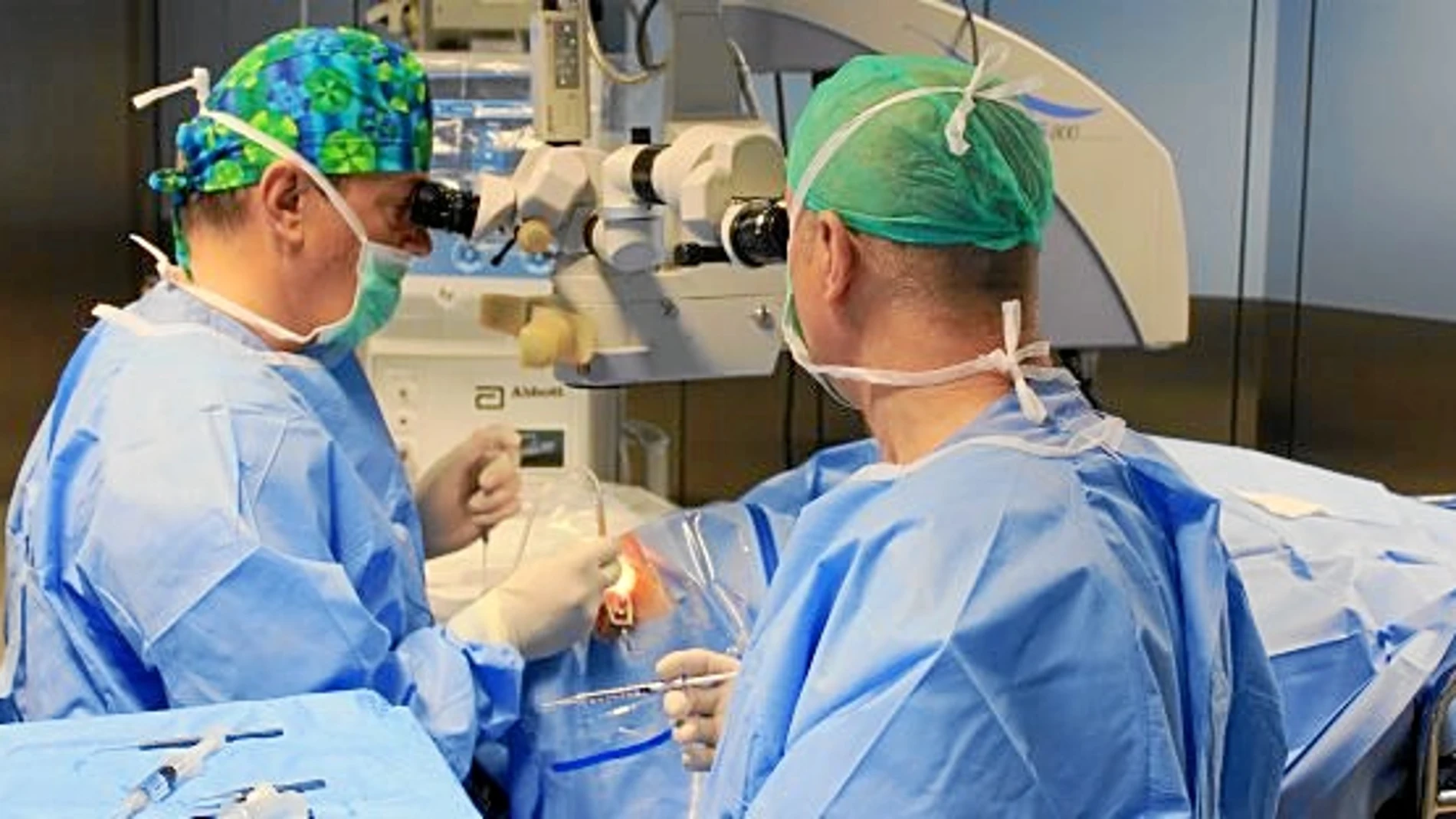 El equipo de oftalmología de la clínica Sagrada Familia tiene previsto trabajar gratis en agosto en su centro del distrito barcelonés de Sarrià–Sant Gervasi